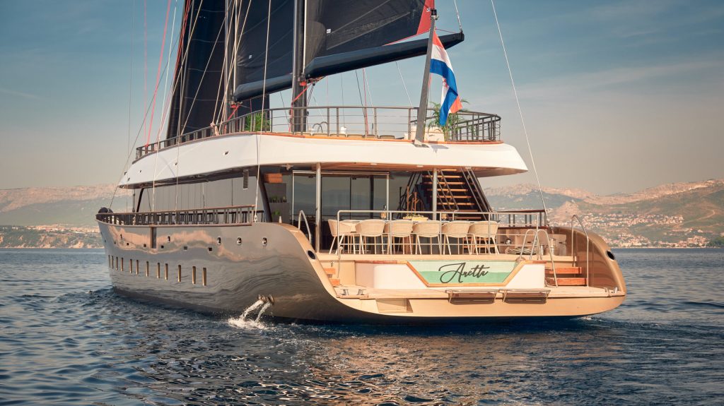 10 Anetta_Exterior_SternView_YachtIN