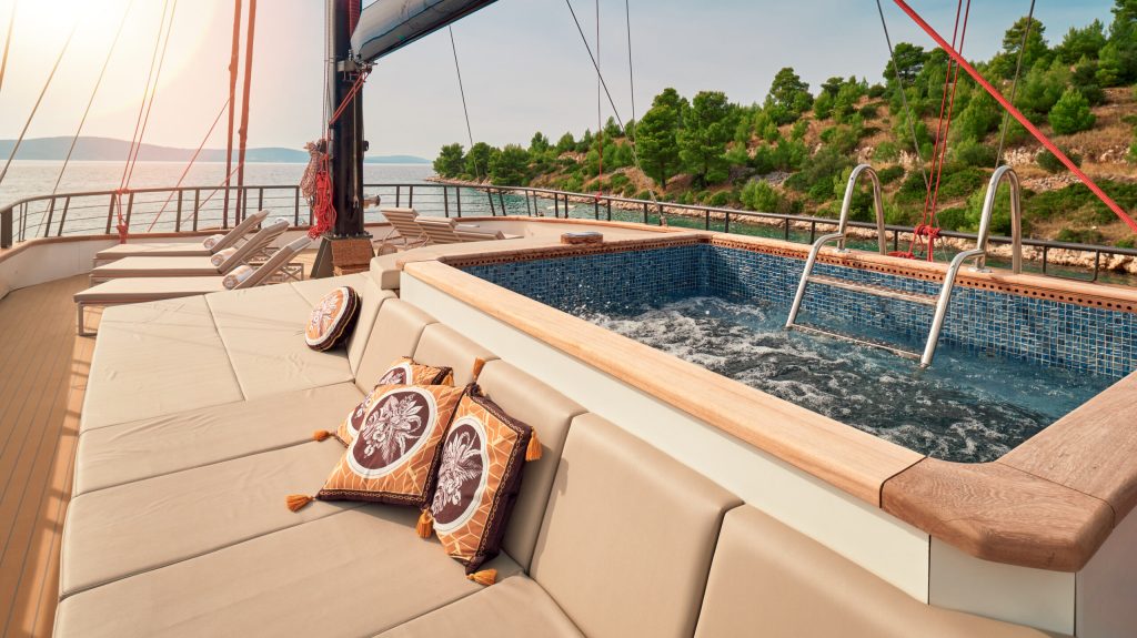 13 Anetta_Exterior_Sundeck_Jacuzzi_YachtIN