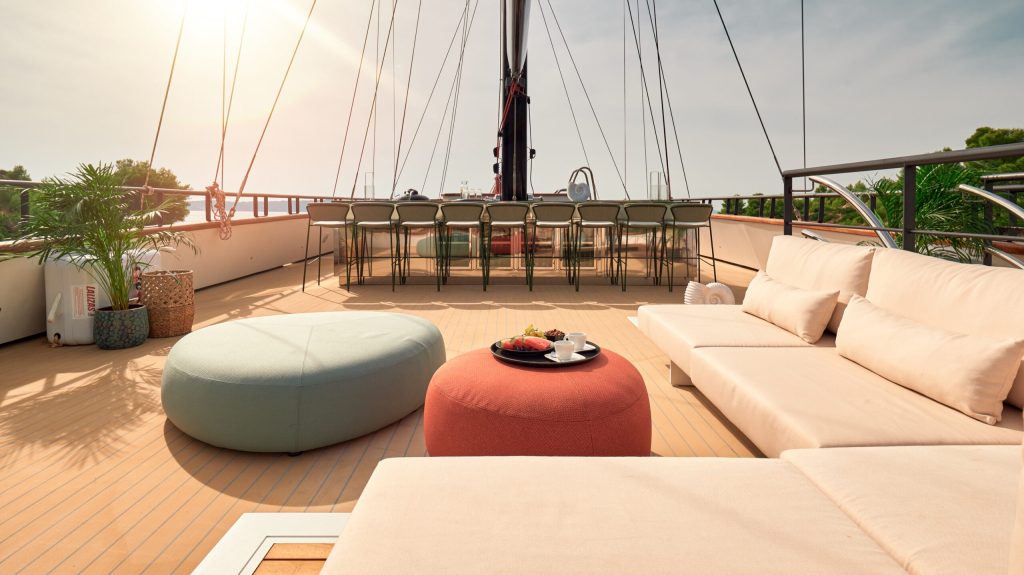 15 Anetta_Exterior_Sundeck_LoungeArea_YachtIN