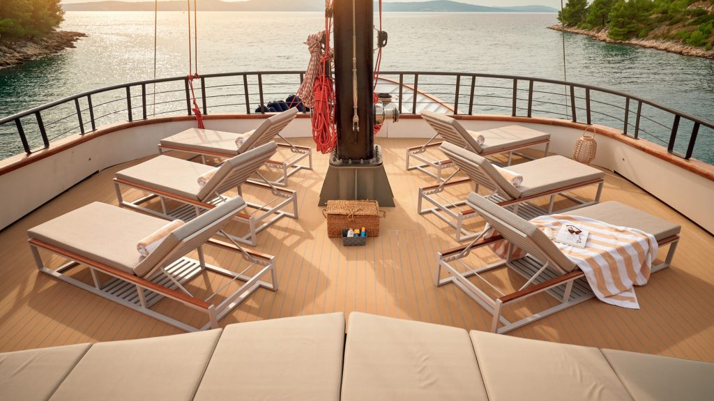 16 Anetta_Exterior_Sundeck_LoungeArea_YachtIN