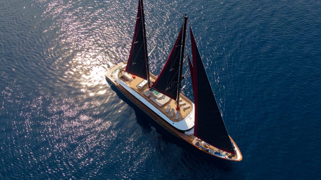 4 Anetta_Exterior_Aerial_Sea_YachtIN