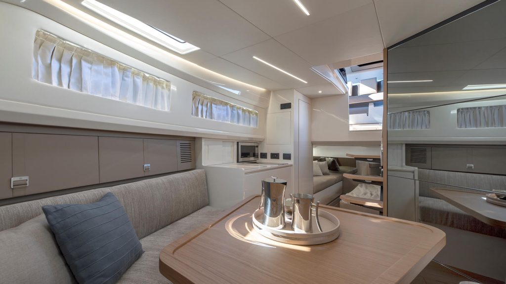 BG42-motor-yacht-for-sale-interior-image 01