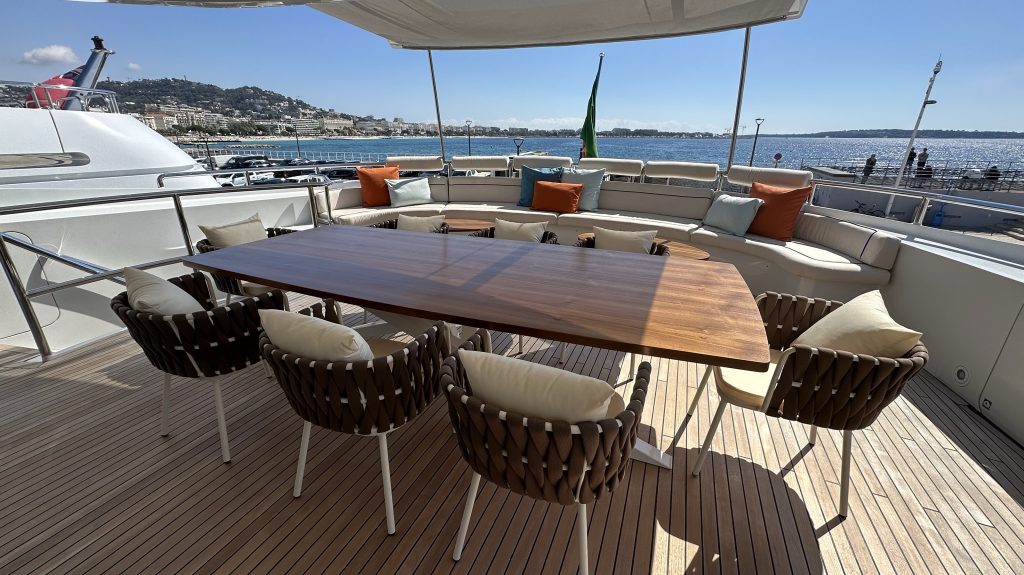 M/Y Luisa - sundeck dinner area