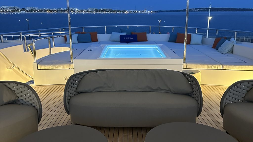 M/Y Luisa - jacuzzi