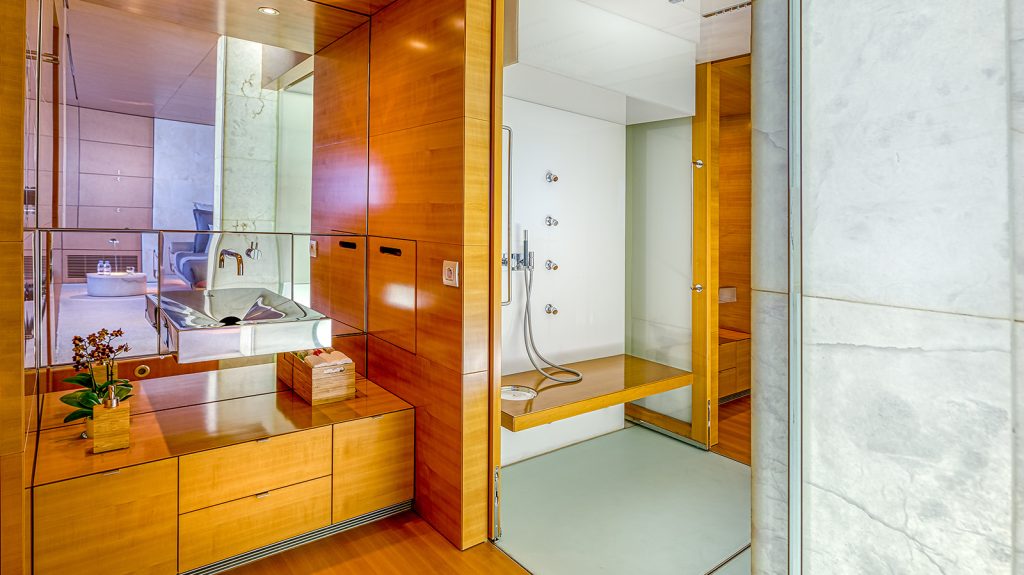 M/Y Luisa - Master bathroom